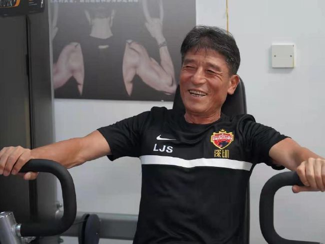 在叶辰的威压之下，她下意识的双腿一软、噗通跪在叶辰面前，更咽道：叶先生......是我错了......是我因为钱的缘故起了歹念，请您饶了我、给我一个将功补过的机会。